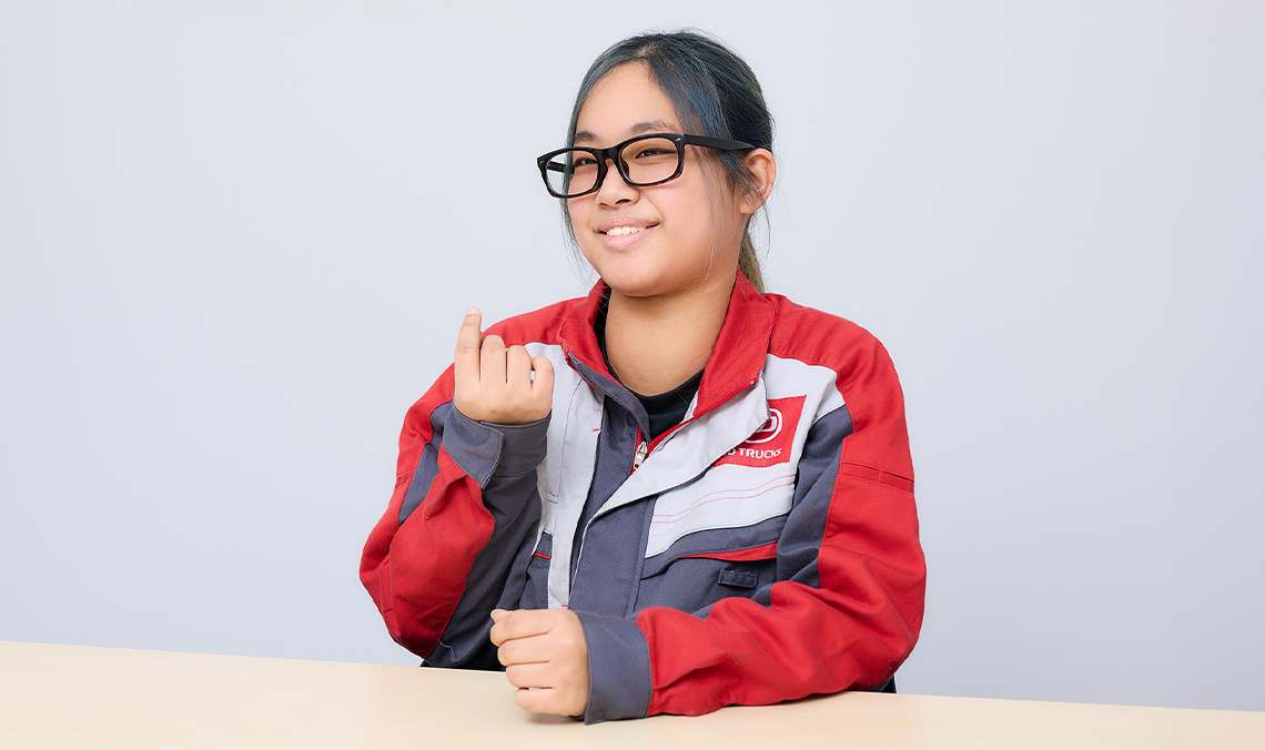 インタビューに答えるサラさんの写真