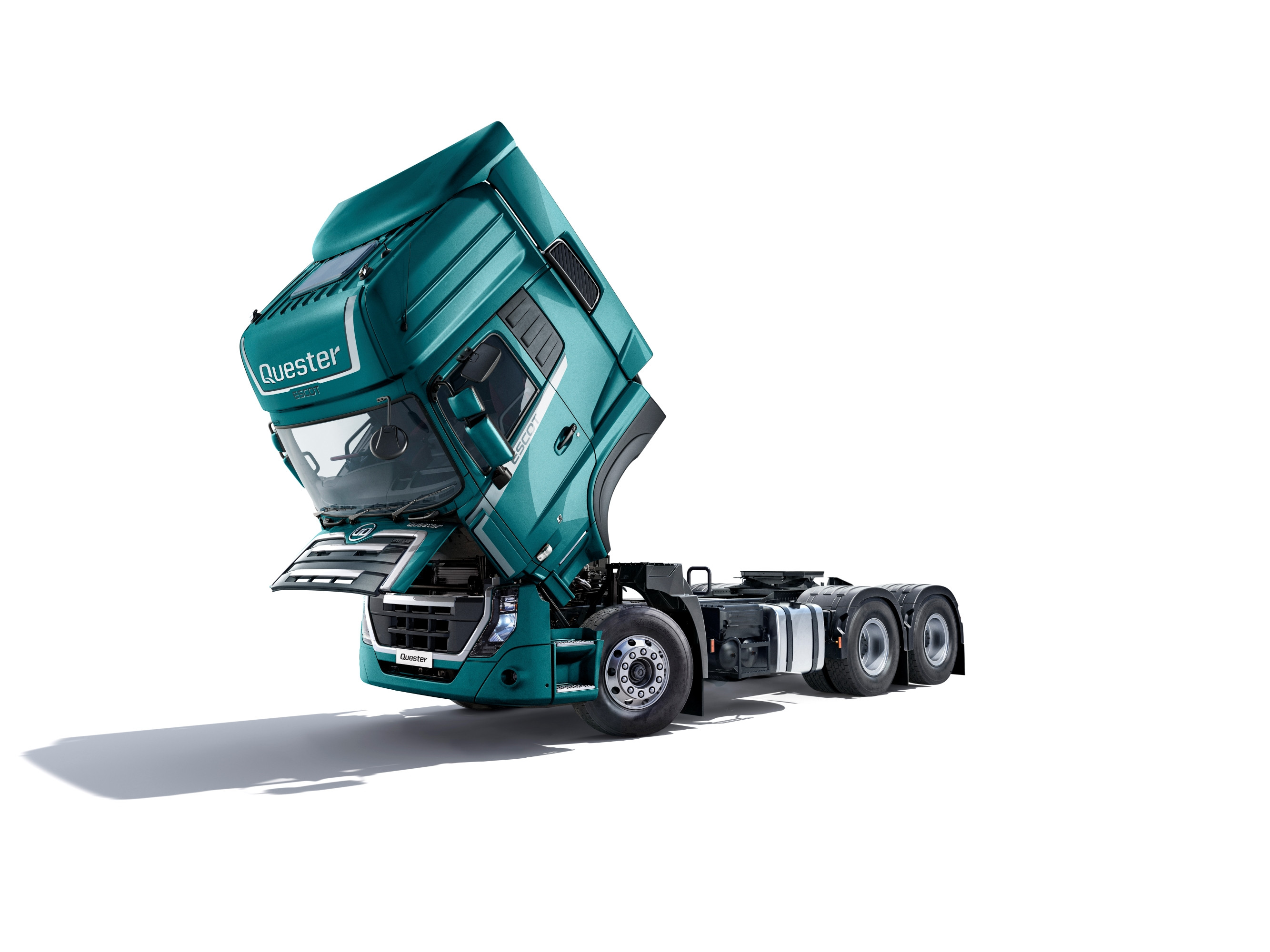 Lori ya kijani kichwa kimeinuka, ikionesha injini.