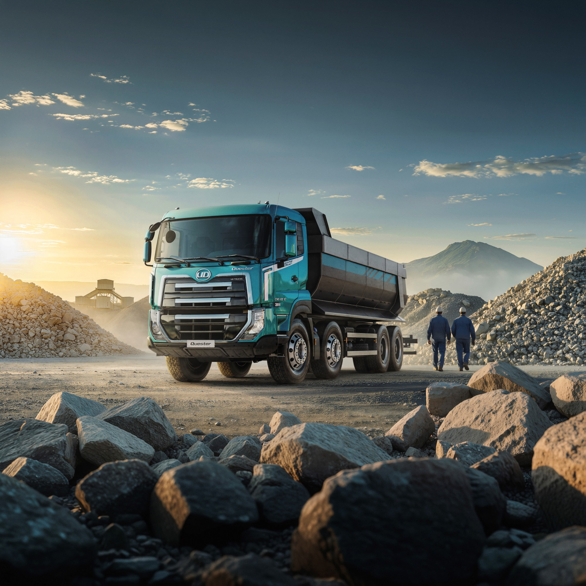 Lori kubwa ya rangi ya buluu kwenye eneo la machimbo, jua likichomoza nyuma.