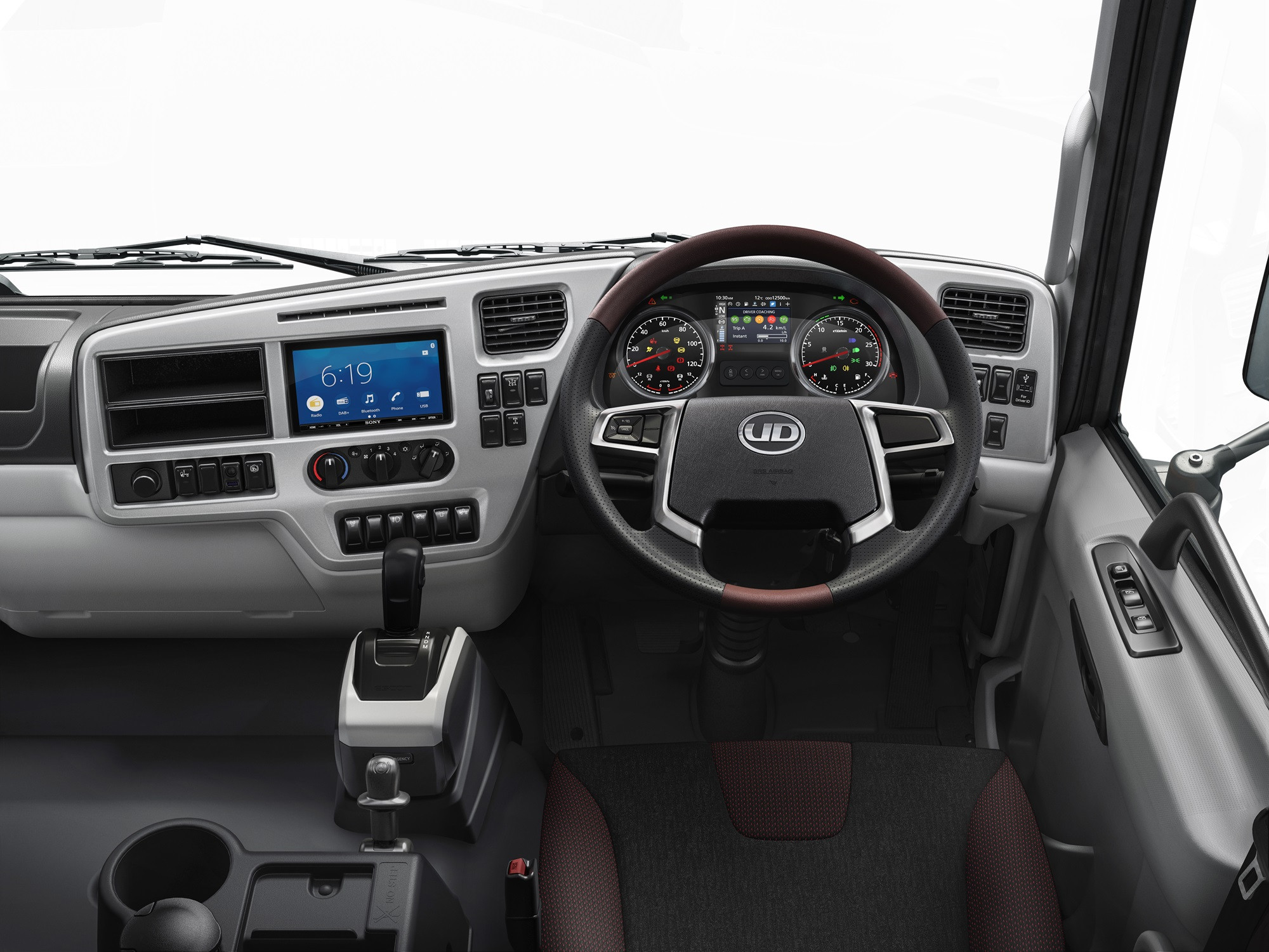 คอนโซลและพวงมาลัยรถบรรทุกสีดำพร้อมหน้าจอดิจิทัล