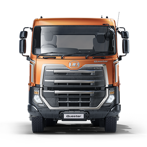 Truk besar warna oranye tampak depan dengan kaca depan lebar.