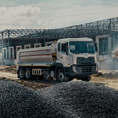 រថយន្តដឹកដីនៅតំបន់សំណង់នឹងអាគារកំពុងសាងសង់