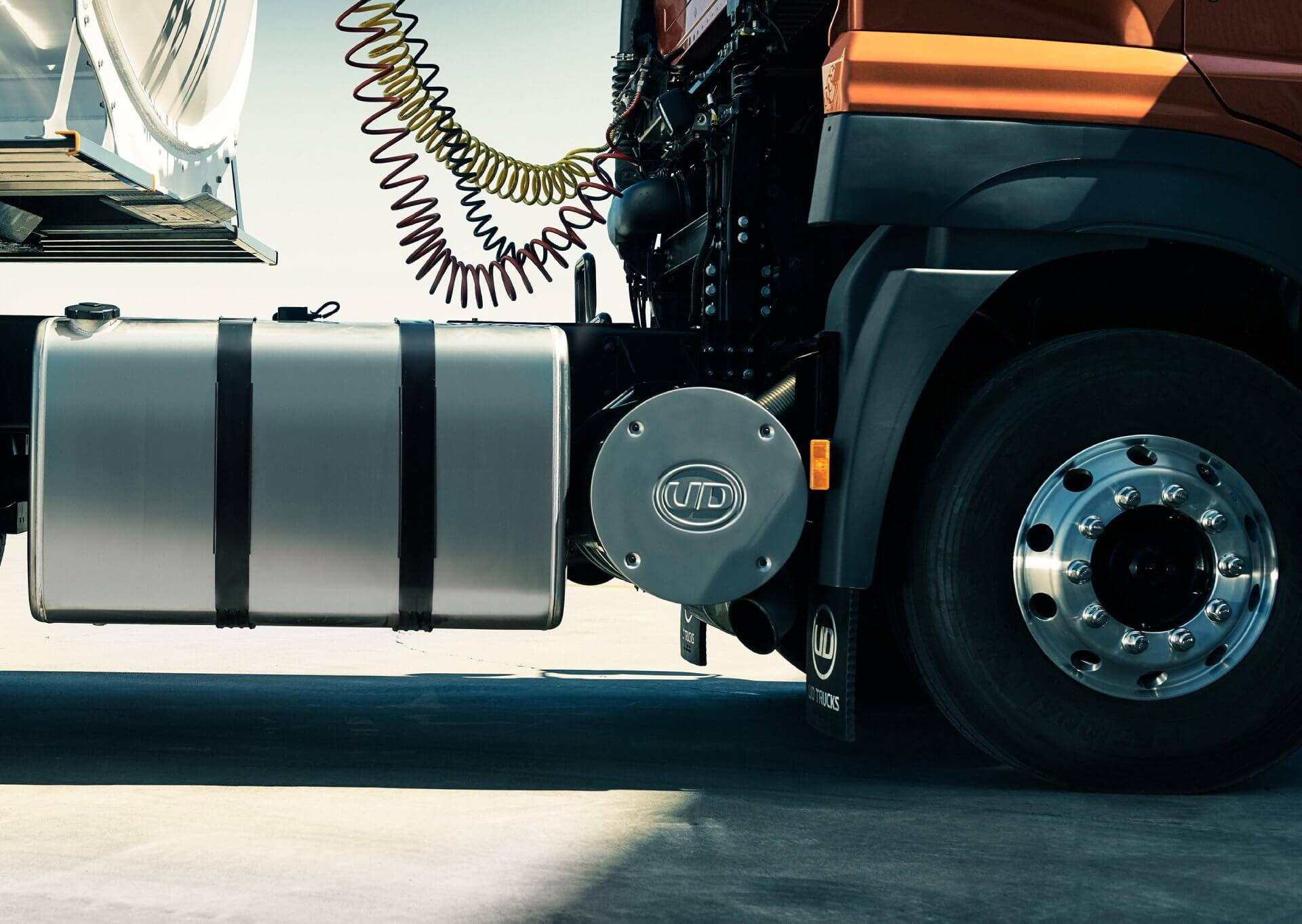 Malapitang kuha ng harapang gulong at tangke ng isang malinis na trak