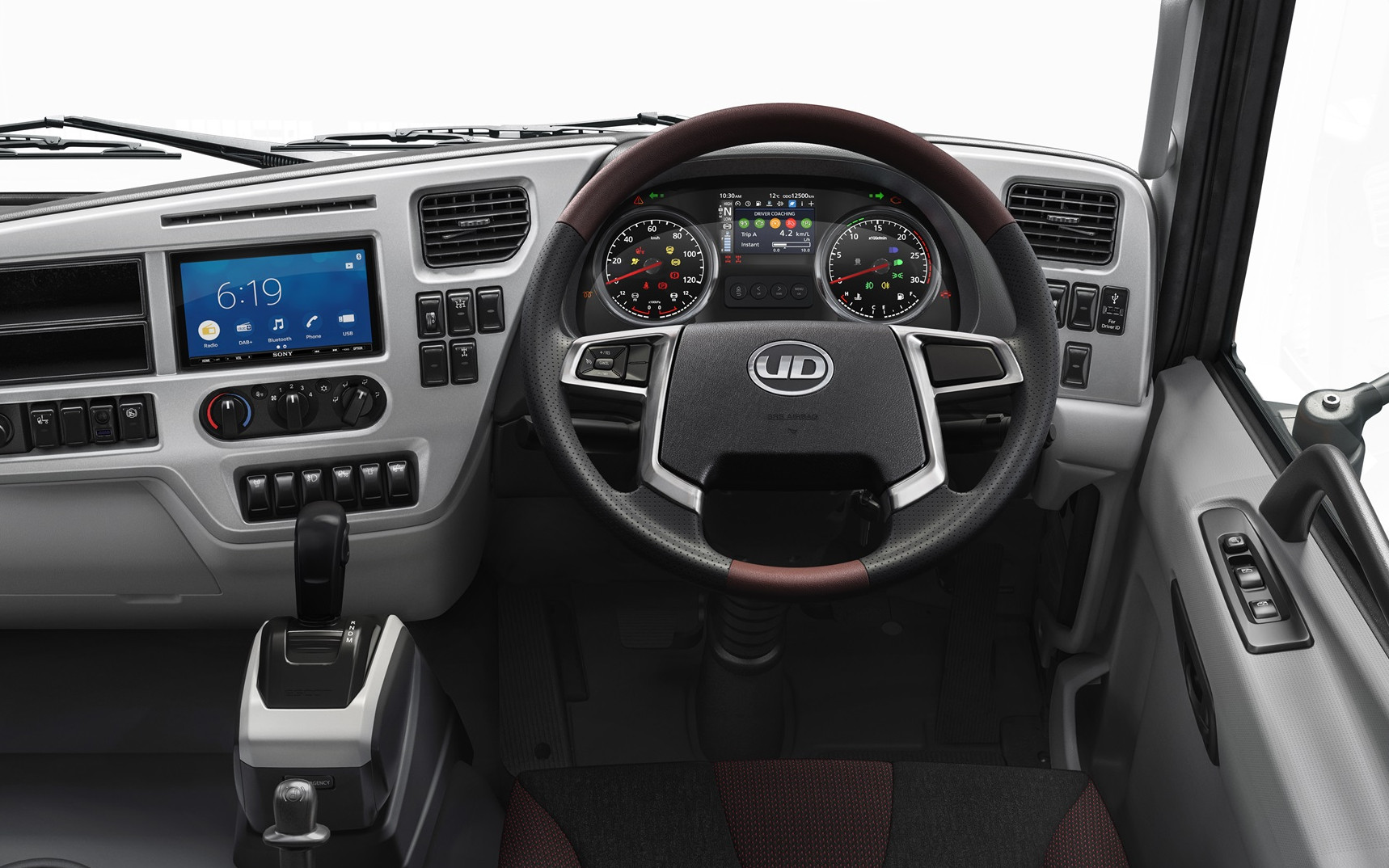 แผงหน้าปัดรถบรรทุกพร้อมพวงมาลัยและหน้าจอดิจิทัล