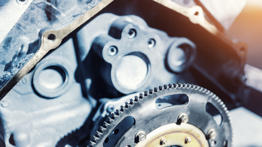 自動車エンジンの金属部分とギアのクローズアップ