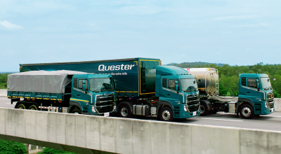 รถบรรทุกสามคันจอดเรียงกันบนถนนเหนือสะพาน