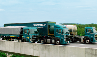 รถบรรทุกสามคันจอดเรียงกันบนถนนเหนือสะพาน