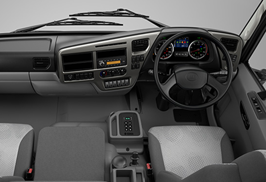 Dashboard at manibela ng trak, modernong disenyo, itim at kulay abong interior.