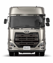 シルバーの大型トラックを正面から見た様子