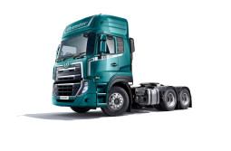 Roli kubwa ya lori la rangi ya kijani kibichi kwenye mandharinyuma meupe